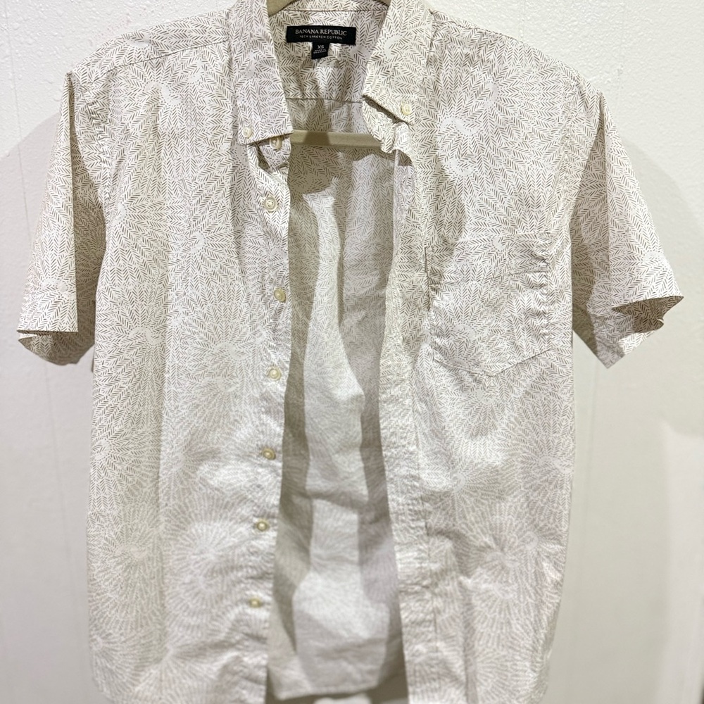 Banana Republic Men's Cream Patterned Short Sleeve Shirt